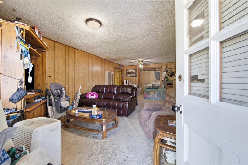 1925 Mccormick , Wichita, KS 67213