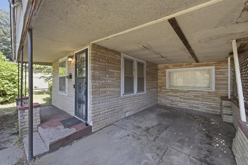 1925 Mccormick , Wichita, KS 67213