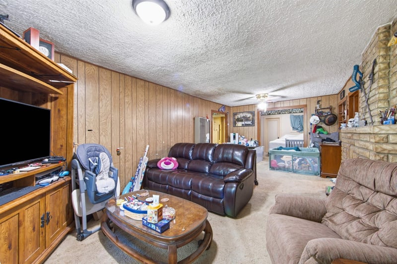1925 Mccormick , Wichita, KS 67213