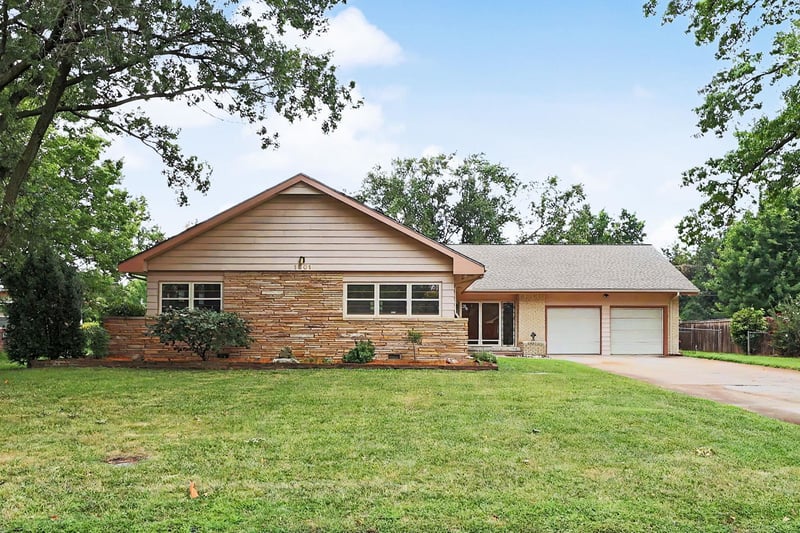 1901 Nottingham Ln, Wichita, KS 67204