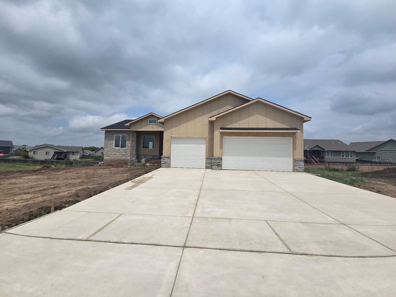 2910 Burlington Cir, Park City, KS 67219