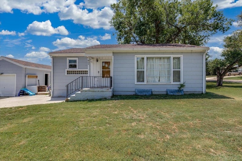 425 6th St, Pratt, KS 67124