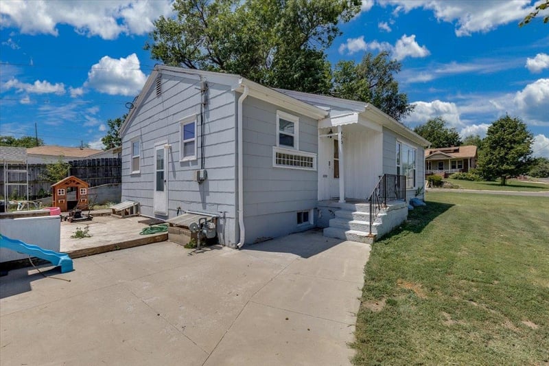 425 6th St, Pratt, KS 67124