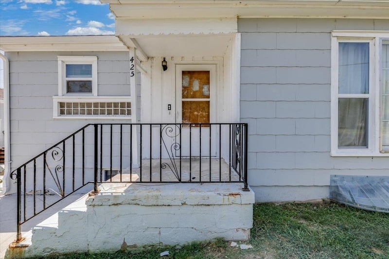 425 6th St, Pratt, KS 67124