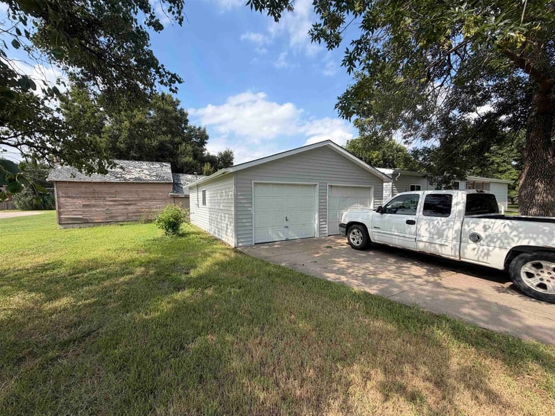 400 5th St, Sedgwick, KS 67135