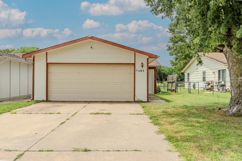 203 Westview Dr, Derby, KS 67037