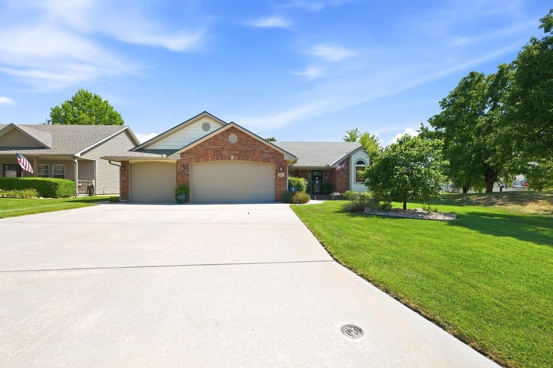 601 Stone Gate Cir, Augusta, KS 67010