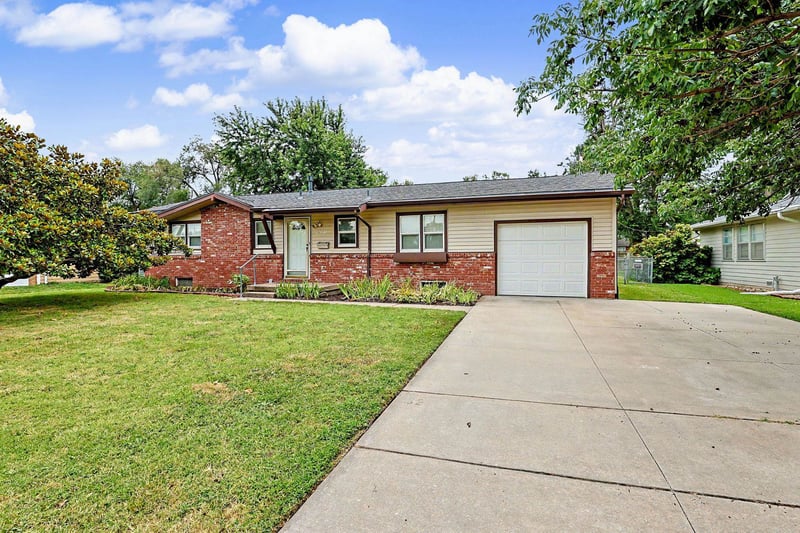 2027 Manhattan Dr, Wichita, KS 67204