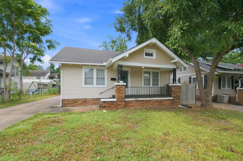1617 Mccormick , Wichita, KS 67213