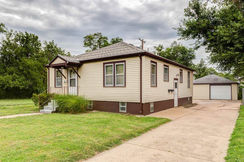 131 12th St, Salina, KS 67401