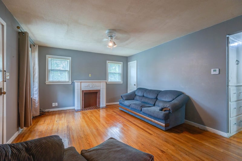 131 12th St, Salina, KS 67401