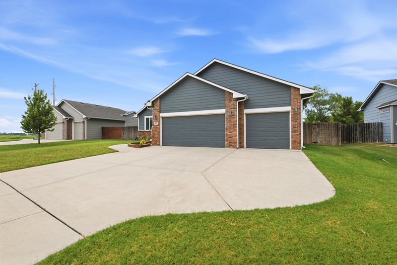 879 Cattail Cir, Haysville, KS 67060