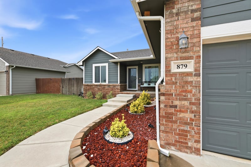 879 Cattail Cir, Haysville, KS 67060