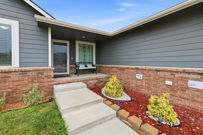 879 Cattail Cir, Haysville, KS 67060