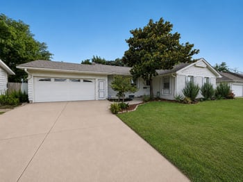 6832 E Farmview Ln, Wichita, KS 67206