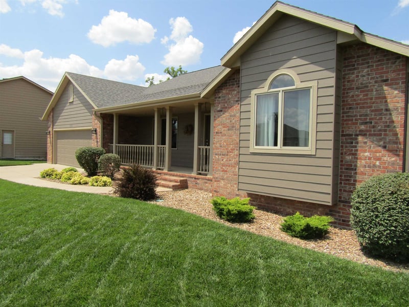 941 Twin Oaks Dr, Salina, KS 67401