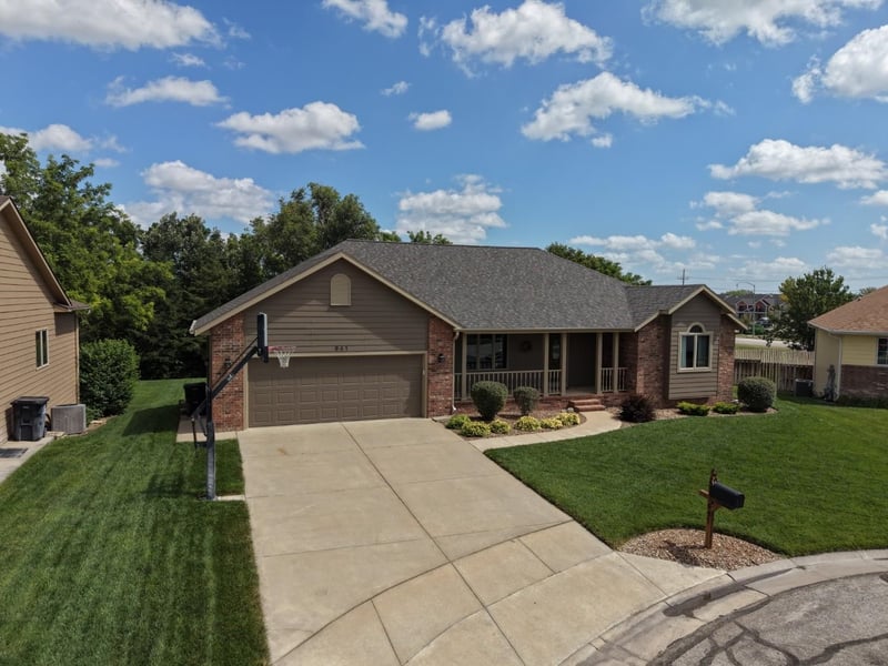 941 Twin Oaks Dr, Salina, KS 67401