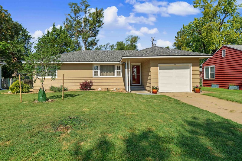 1938 Larson St, Salina, KS 67401