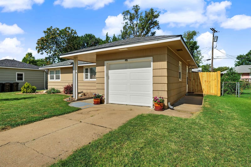 1938 Larson St, Salina, KS 67401