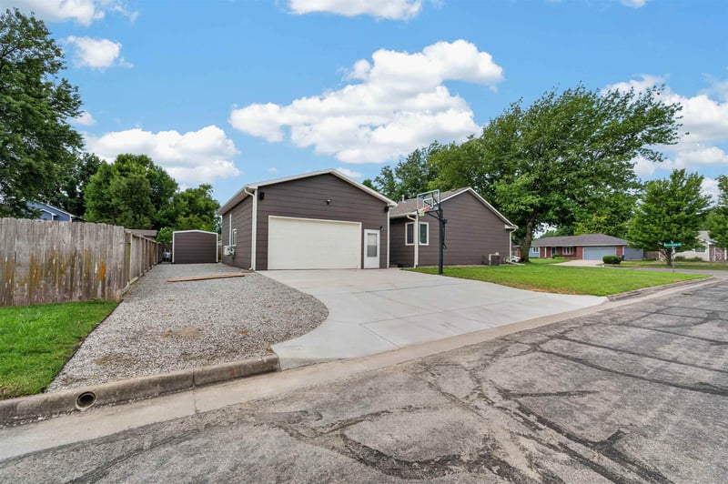 1874 Woodchuck St, Wichita, KS 67212
