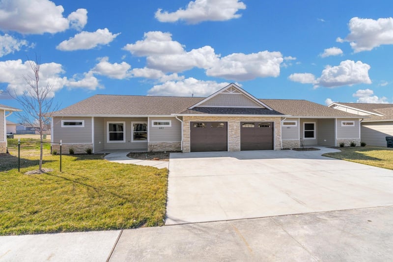 320 N Warren Ave Unit 602, Rose Hill, KS 67133