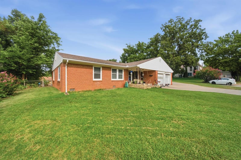 2337 Crestway Ave, Wichita, KS 67218