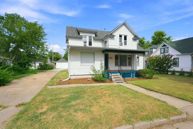 130 8th St, Conway Springs, KS 67031
