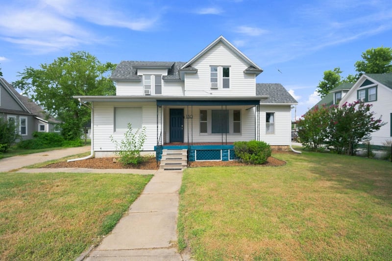 130 8th St, Conway Springs, KS 67031