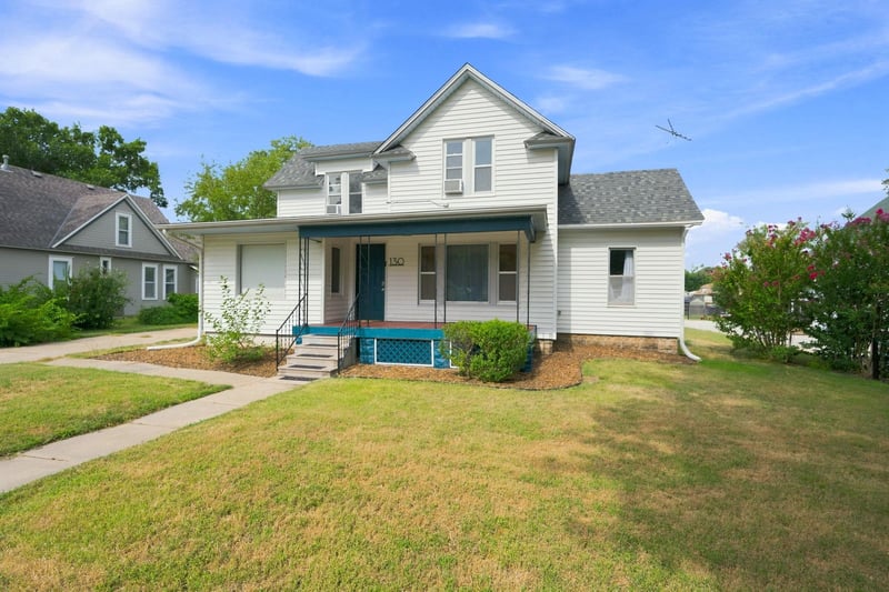 130 8th St, Conway Springs, KS 67031