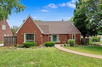 200 N Parkwood Ln, Wichita, KS 67208