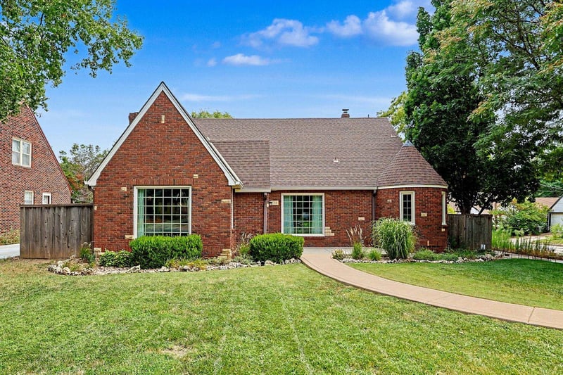 200 Parkwood Ln, Wichita, KS 67208