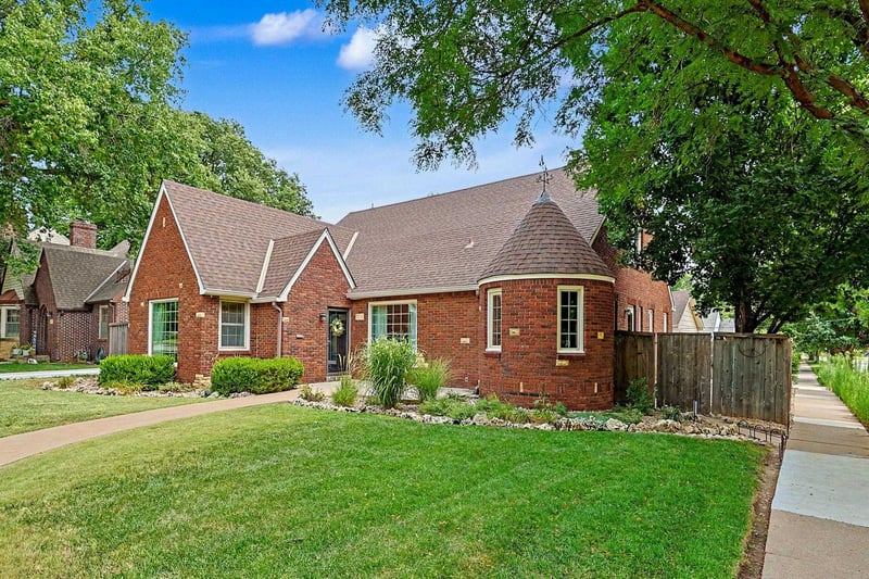 200 Parkwood Ln, Wichita, KS 67208