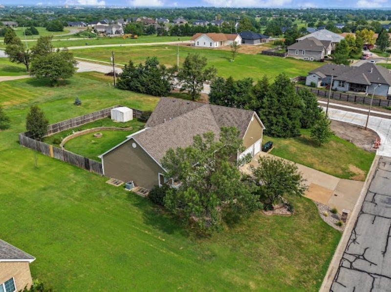 1802 Bluestem Ln, Salina, KS 67401