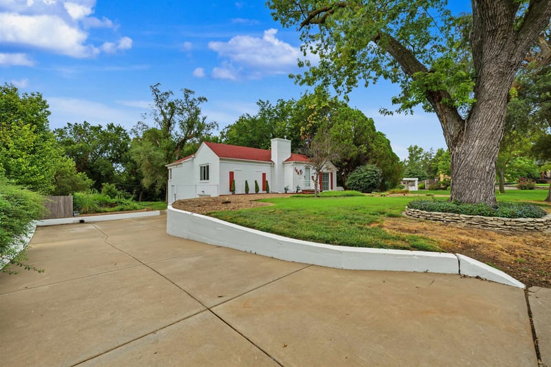 144 Overhill Rd, Salina, KS 67401