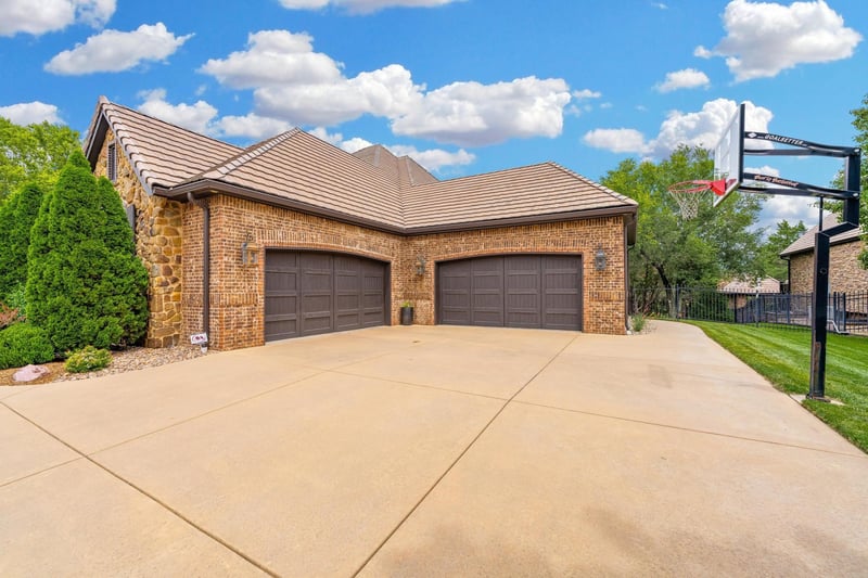 2214 Lindsay Cir, Wichita, KS 67230