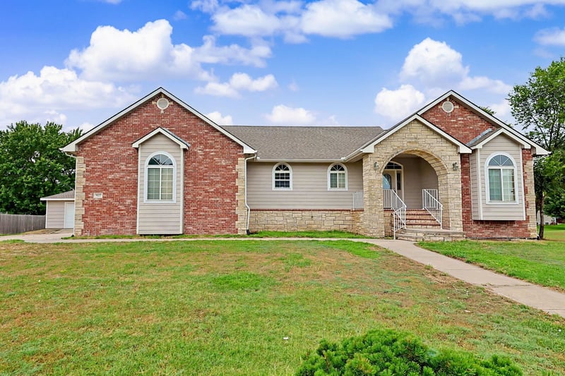 922 Karla Ct, Haysville, KS 67060