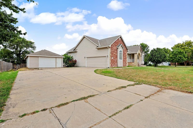 922 Karla Ct, Haysville, KS 67060