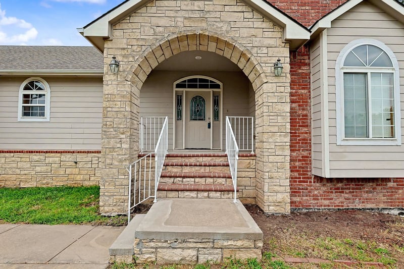 922 Karla Ct, Haysville, KS 67060