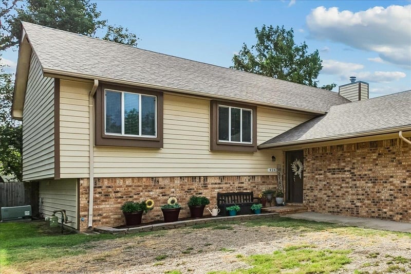 424 Pine Grove Cr, Wichita, KS 67212