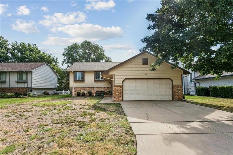 424 Pine Grove Cr, Wichita, KS 67212