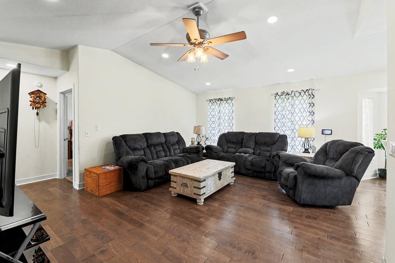 744 Wakefield Ave, Valley Center, KS 67147