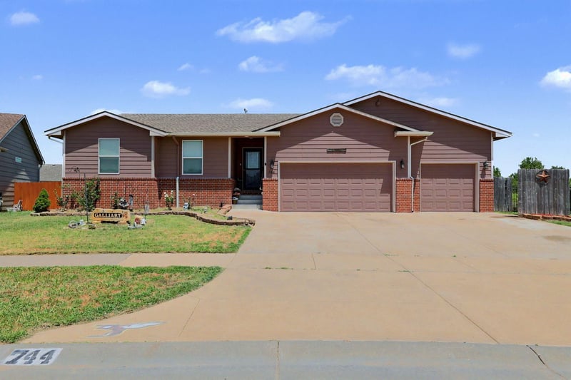 744 Wakefield Ave, Valley Center, KS 67147