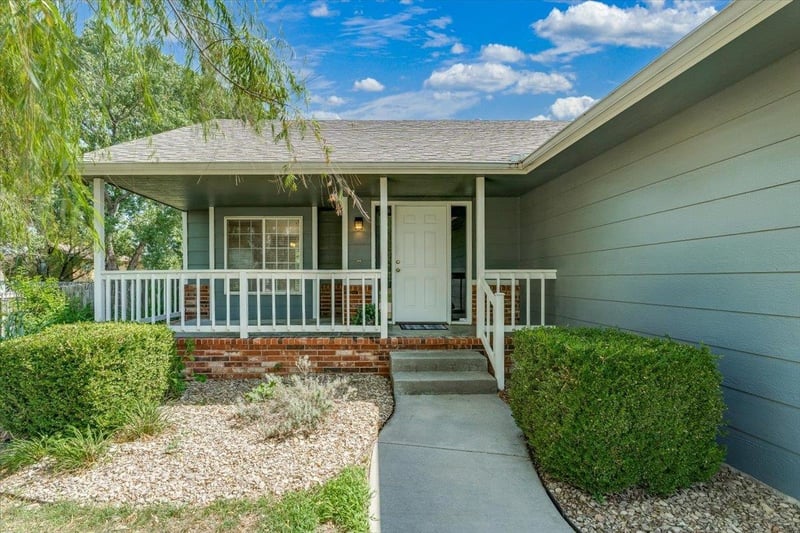 320 Peach Cir, Haysville, KS 67060