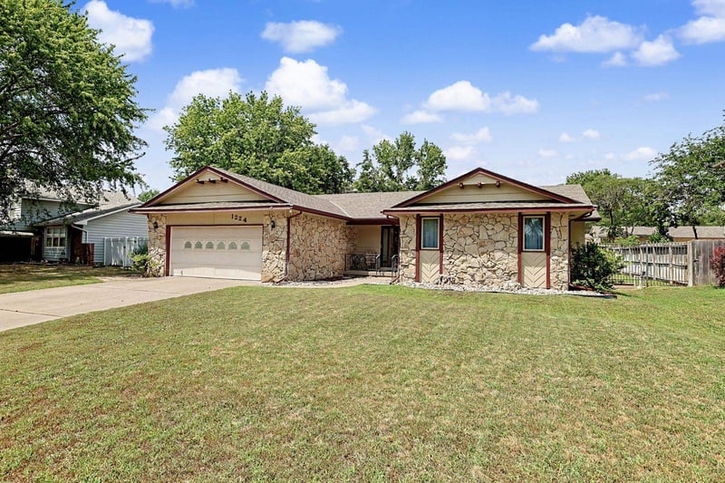 1224 Armstrong Ct, Derby, KS 67037