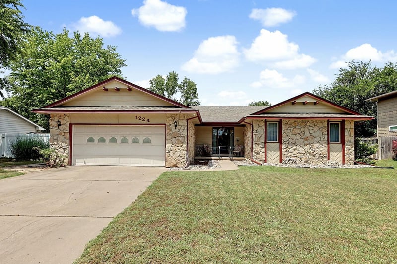 1224 Armstrong Ct, Derby, KS 67037