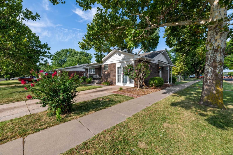 901 Drury Ln, Wichita, KS 67207