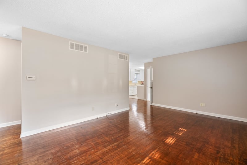 901 Drury Ln, Wichita, KS 67207