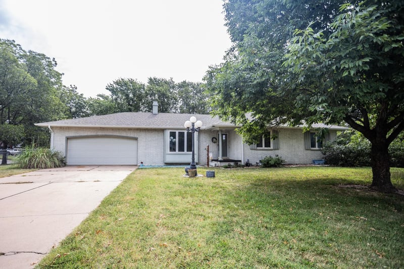 209 Garnett Ct, Garden Plain, KS 67050
