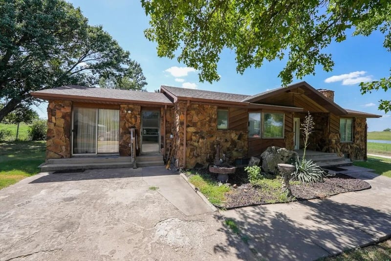 7805 200th St, Douglass, KS 67039