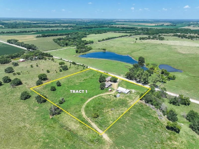 7805 200th St, Douglass, KS 67039